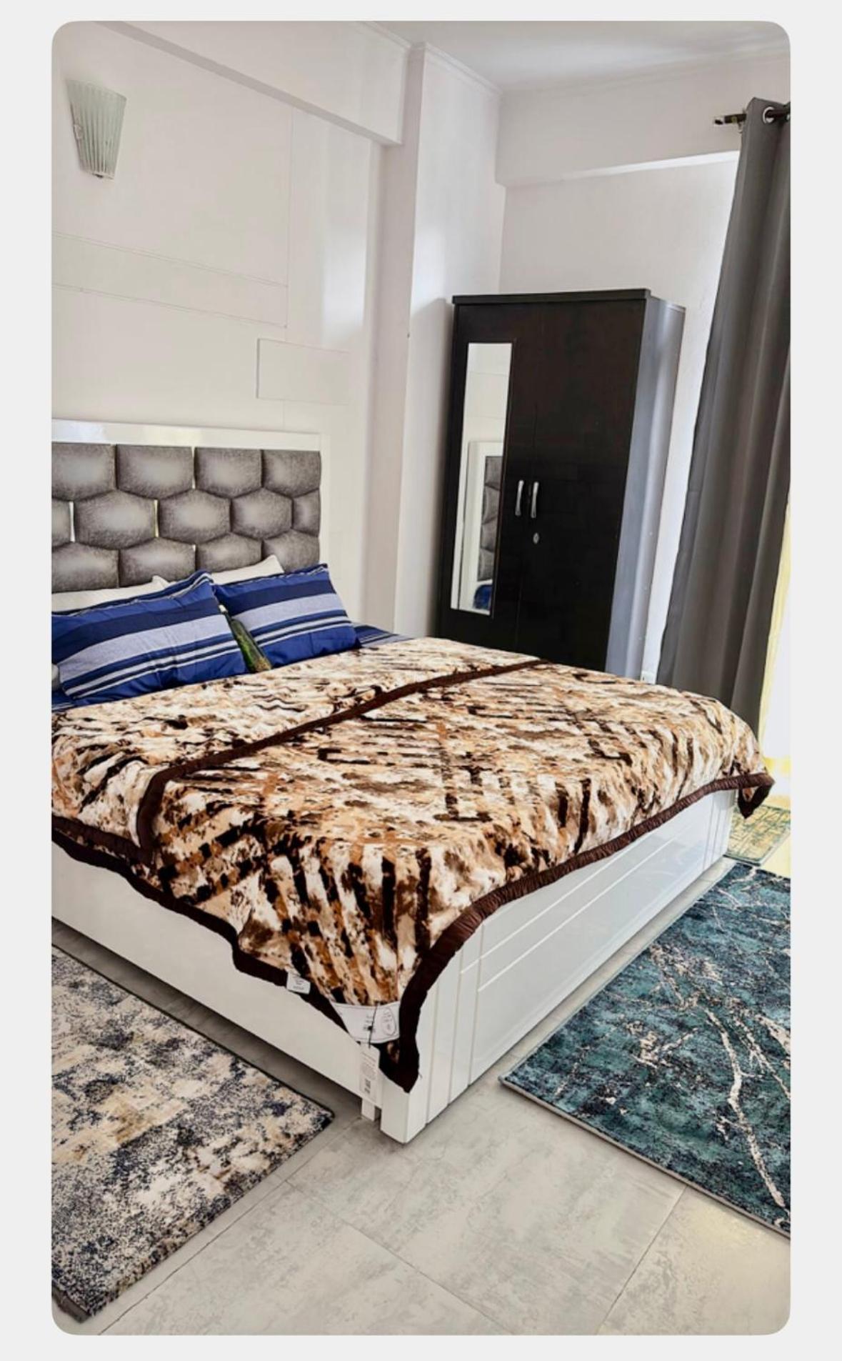 Proview 3 Bhk colorful and cosy apartment Большая Нойда Экстерьер фото